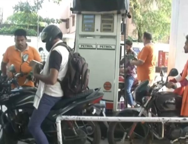 Breaking News: रायपुर समेत पूरे छत्तीसगढ़ में पेट्रोल-डीजल संकट गहराया, कई पंप सूखे; रातभर लगी लंबी कतारें