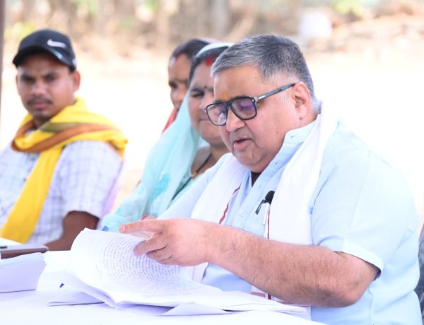 जनदर्शन में मंत्री राजेश अग्रवाल ने सुनी ग्रामीणों की समस्याएं