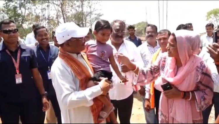 गोद में उठाया,चश्मा पहनाया… भैंसामुड़ा में दिखा मुख्यमंत्री का आत्मीय रूप