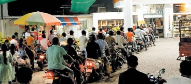 सरकार कहती है ‘किल्लत नहीं’ : लेकिन प्रदेश के पंपों पर हाहाकार