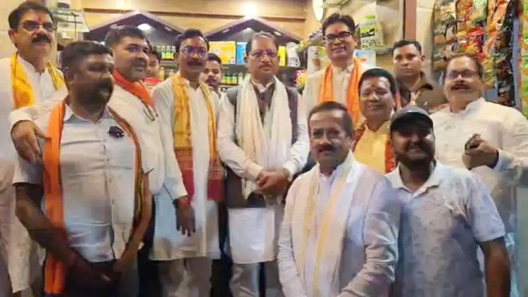 महापौर के चाय ठेले पर पहुंचे सीएम, कार्यकर्ताओं संग ली चाय की चुस्की