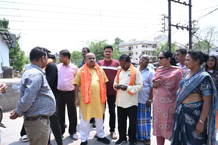 पंडरी के झंडा चौक एवं अरमान नाला क्षेत्र का ई-रिक्शा से निरीक्षण करने पहुँचे विधायक पुरंदर मिश्रा