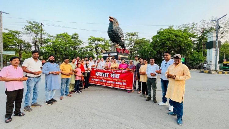 वक्ता मंच का पक्षी मित्र अभियानः निःशुल्क सकोरे बांटे गए 