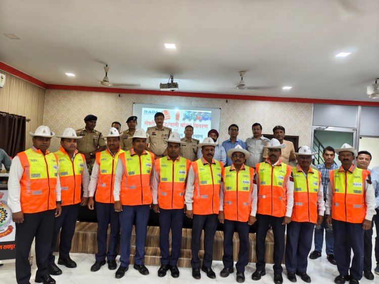 राडा ने ट्रैफिक पुलिस जवानों को वितरित किया रिफ्लेक्टिव सेफ्टी जैकेट