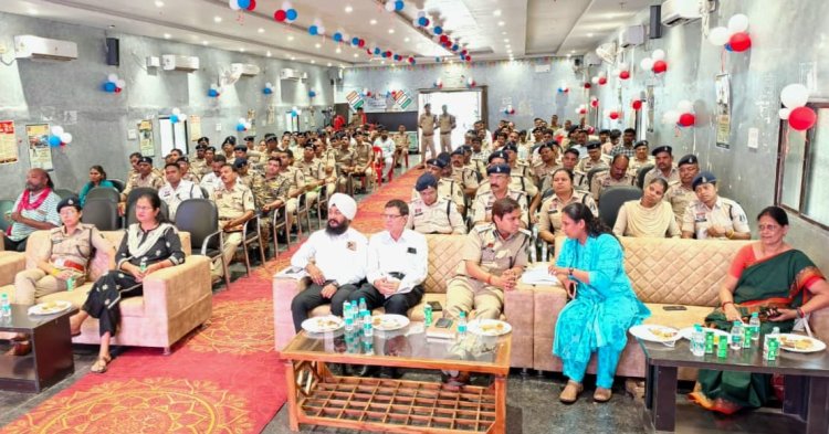 पुलिस को मिली अत्याधुनिक मोबाइल फॉरेंसिक वैन
