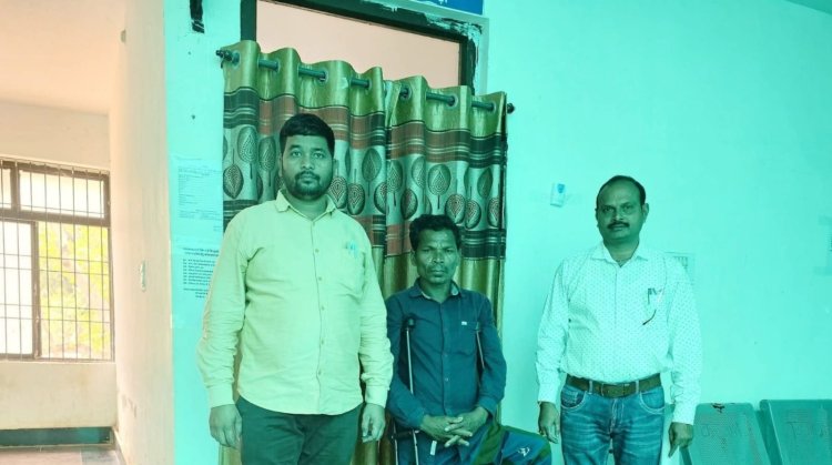 अस्थि बाधित दिव्यांग लखमा तामो को समाज कल्याण विभाग ने तत्काल उपलब्ध कराई बैसाखी