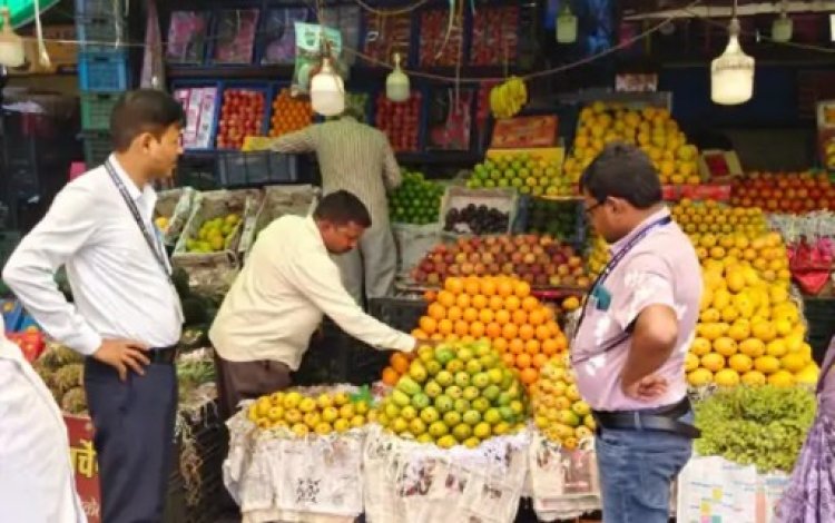 फलों की दुकानों पर छापा: 105 किलो सड़े आम, अंगूर और केले नष्ट 