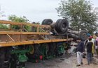 सरोना फ्लाईओवर पर ट्रैक्टरों से लदा ट्रेलर पलटा, दुर्ग-रायपुर मार्ग घंटों बाधित