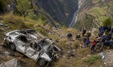 500 फीट गहरी खाई में गिरी कार: भिलाई के दंपति और दो बच्चों समेत 8 की मौत, हिमाचल घूमने गए थे सभी 