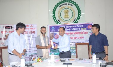 इंडिया ‘A’ में चयनित युवा क्रिकेटर आयुष पांडे का रायपुर कलेक्टर ने किया सम्मान,कहा- आयुष जिले के युवाओं के लिए रोल मॉडल
