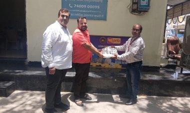 डुमरतराई थोक बाजार में व्यापारियों को  किया गया 5, 10, 20 के नए नोट एवं सिक्कों का वितरण