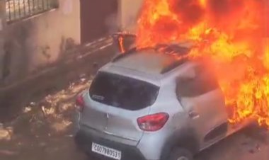 चलती कार बनी आग का गोला, परिवार के तीन लोगों ने कूदकर बचाई जान