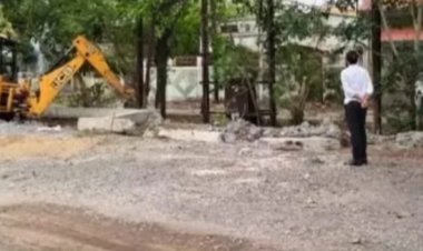 हाउसिंग बोर्ड की जमीन पर बिल्डर का कब्जा,सेजबहार में चला बुलडोजर