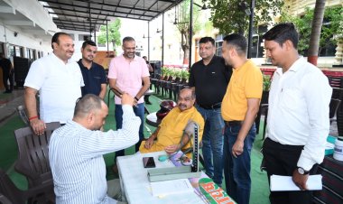 कांग्रेस के तीर का मुस्कुराकर जवाब, विधायक पुरन्दर मिश्रा बोले – मैं स्वस्थ हूँ, ज़रूरत हो तो आप भी निःशुल्क जांच कराइए