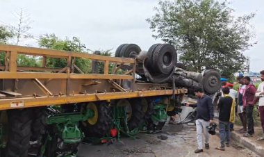 सरोना फ्लाईओवर पर ट्रैक्टरों से लदा ट्रेलर पलटा, दुर्ग-रायपुर मार्ग घंटों बाधित
