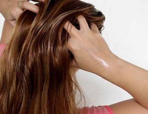 बालों में कब और कैसे लगाएं तेल? हेयर ग्रोथ बढ़ाने के लिए एक्सपर्ट्स ने बताया तेल लगाने का सही तरीका