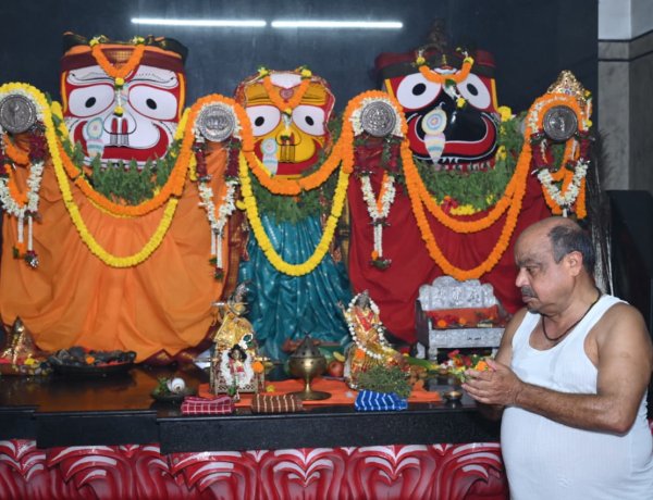 विधायक पुरन्दर मिश्रा ने श्रद्धालुओं के साथ की भगवान जगन्नाथ की पूजा-अर्चना, 108 कलशों से हुआ दिव्य महाअभिषेक