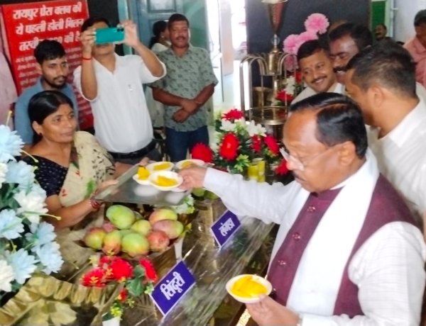 आमों से महका प्रेस क्लब : पना और कुल्फी ने बढ़ाया स्वाद,कृषि मंत्री बोले- "हर किसी का खास है आम"