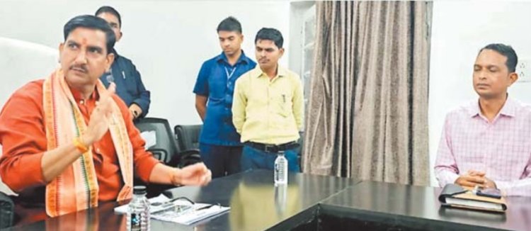 बिजली नहीं दे सकते तो कुर्सी छोड़ दें अफसर, केंद्रीय मंत्री तोखन साहू बोले, अब शिकायत आई तो नपेंगे