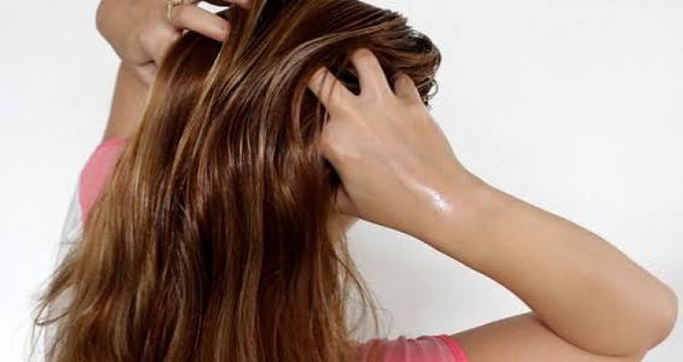 बालों में कब और कैसे लगाएं तेल? हेयर ग्रोथ बढ़ाने के लिए एक्सपर्ट्स ने बताया तेल लगाने का सही तरीका