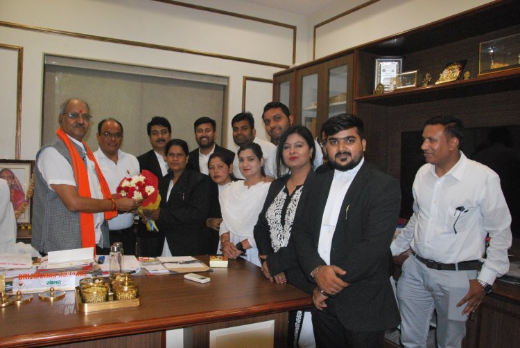 रायपुर अधिवक्ता संघ के नवनिर्वाचित पदाधिकारियों ने सांसद बृजमोहन अग्रवाल से की सौजन्य मुलाकात