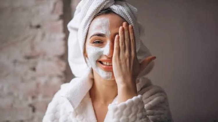 बेदाग और ग्लोइंग स्किन के लिए फॉलो करें ये सही स्किनकेयर रूटीन; चेहरा देखकर लोग पूछेंगे राज