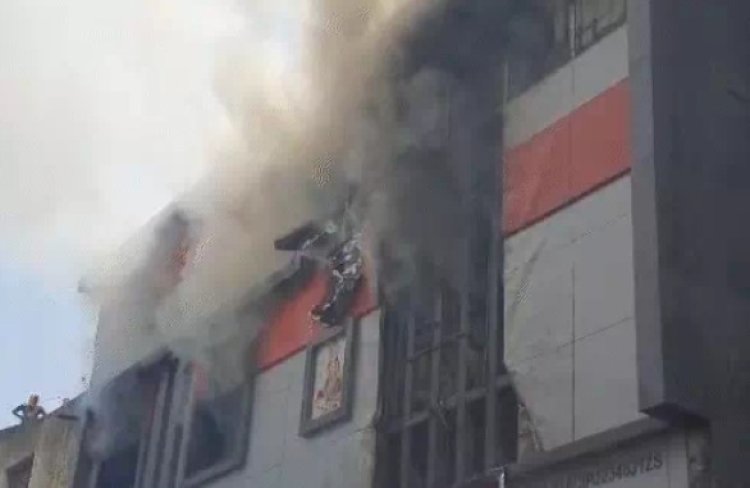 रायपुर के ऑटोमोबाइल शोरूम में भीषण आग, कई घंटे बाद भी नहीं पाया जा सका काबू