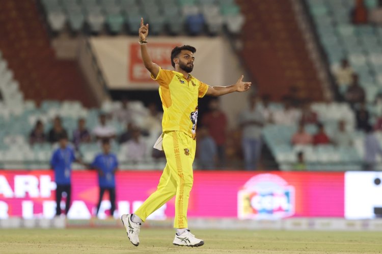 CCPL-3 Semifinal : रायपुर रायनोस ने रायगढ लायंस को दिया 117 रनों का लक्ष्य