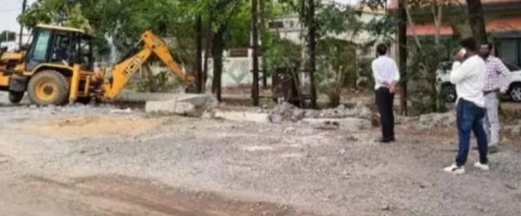 हाउसिंग बोर्ड की जमीन पर बिल्डर का कब्जा,सेजबहार में चला बुलडोजर