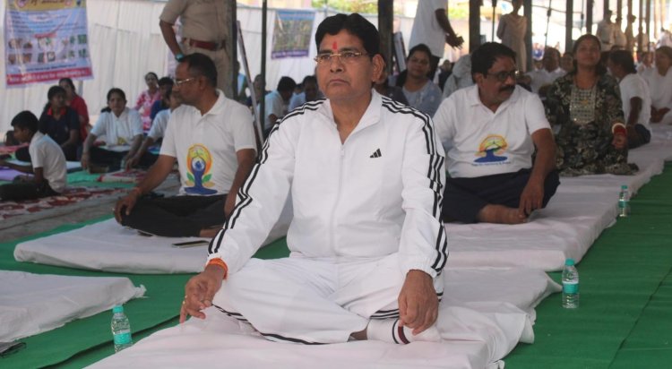 अंतर्राष्ट्रीय योग दिवस पर राजस्व मंत्री टंक राम वर्मा की मौजूदगी में 1,000 से अधिक लोगों ने किया योगाभ्यास 