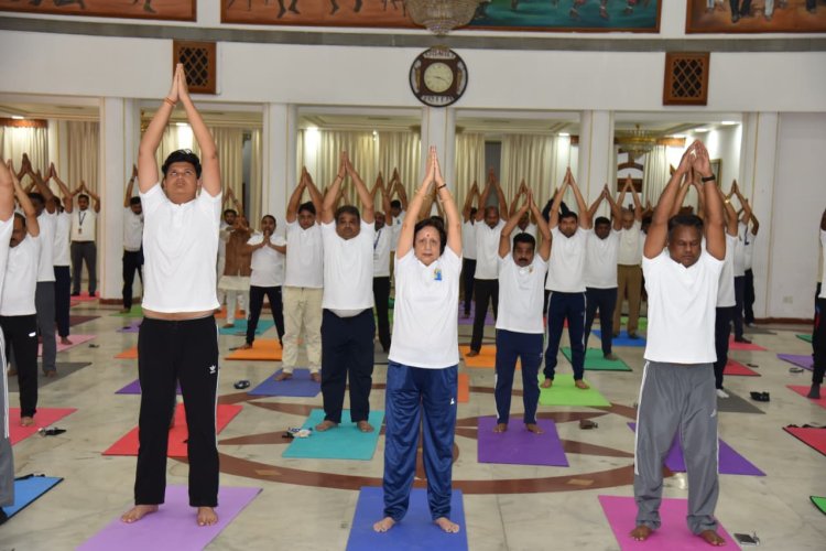 अंतर्राष्ट्रीय योग दिवस पर लोकभवन में किया गया योगाभ्यास 