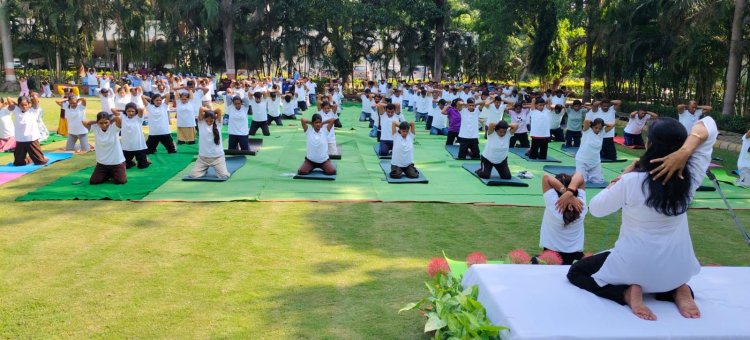 जिंदल स्टील मशीनरी डिवीजन ने मंदिर हसौद संयंत्र में किया सामूहिक योगाभ्यास