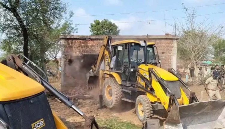 नकटी में प्रशासन की बेदखली कार्रवाई शुरू: आधी रात से तैनात रहा भारी पुलिस बल, 48 अवैध मकानों पर चला बुलडोजर