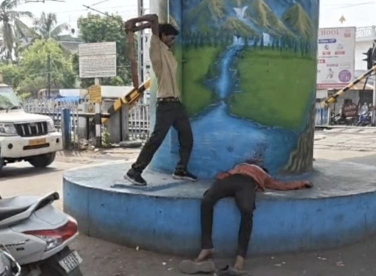 Crime News : कोरबा में पीट पीट कर हमाल की हत्या, ओवरब्रिज रेलवे क्रॉसिंग के नीचे वारदात देख सहम गए लोग