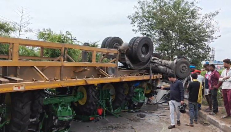सरोना फ्लाईओवर पर ट्रैक्टरों से लदा ट्रेलर पलटा, दुर्ग-रायपुर मार्ग घंटों बाधित