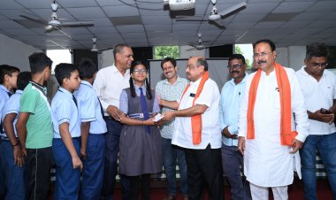 शिक्षा के महापर्व में विधायक पुरन्दर मिश्रा का प्रेरणादायी संदेश: “कलम की ताकत से ही बनेगा आत्मनिर्भर और विकसित भारत”