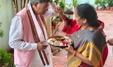 फरसगांव निवास में डॉ. चरणदास महंत का फूलोदेवी नेताम ने किया स्वागत