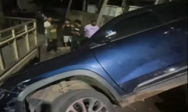 कचना फ्लाईओवर पर बड़ा हादसा टला: डिवाइडर से टकराकर रेलिंग पर लटकी कार, टक्कर मारने वाला चालक फरार 