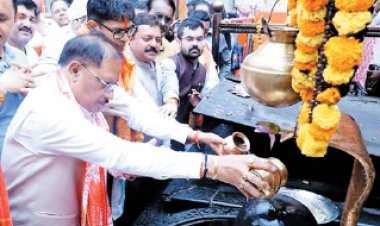 सीएम ने की सत्यनारायण बाबा धाम में पूजा