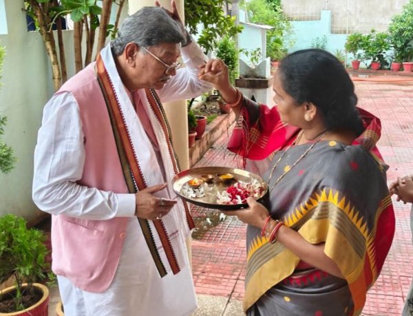 फरसगांव निवास में डॉ. चरणदास महंत का फूलोदेवी नेताम ने किया स्वागत