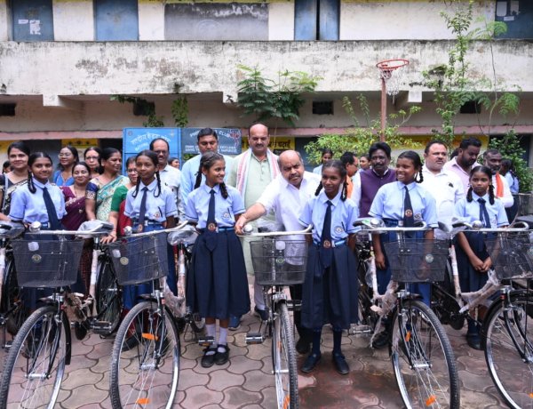 स्कूली शिक्षा को मिले नए पंख : विधायक पुरन्दर मिश्रा ने छात्र-छात्राओं को वितरित की साइकिलें