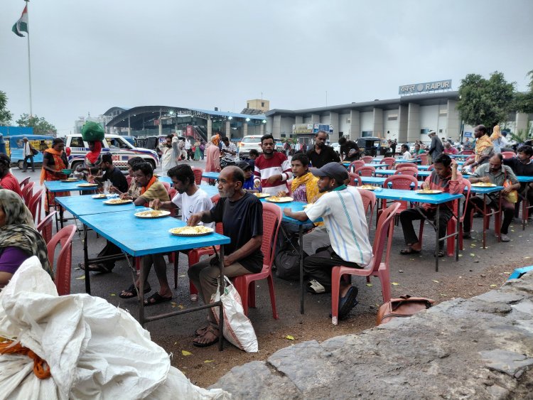 मूसलाधार बारिश भी नहीं रोक सकी आस्था का सैलाब, 6 हजार से अधिक श्रद्धालुओं ने ग्रहण किया महाप्रसाद, कुबेर राठी ने कहा-करने वाले बजरंगबली,मैं तो सिर्फ निमित्त हूं