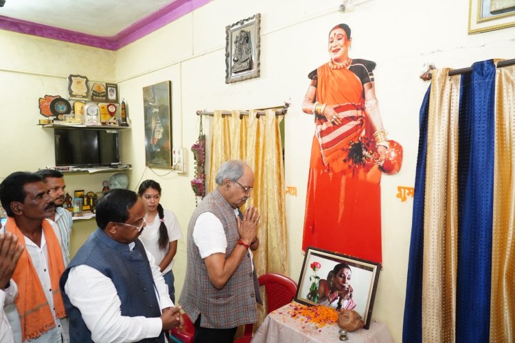 सांसद बृजमोहन अग्रवाल और कृषि मंत्री रामविचार नेताम ने स्व. तीजन बाई को दी श्रद्धांजलि