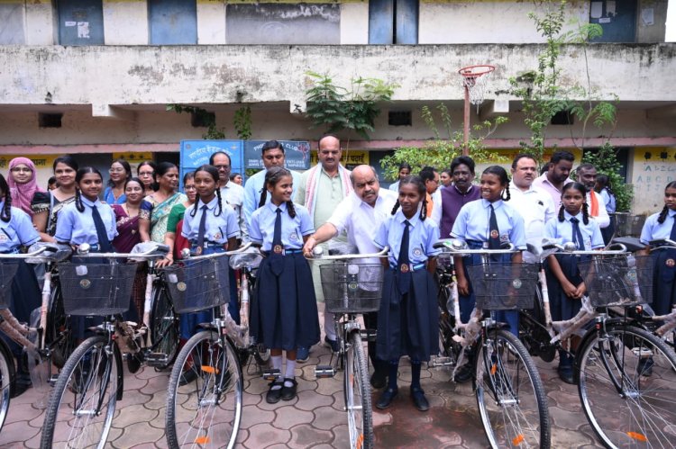 स्कूली शिक्षा को मिले नए पंख : विधायक पुरन्दर मिश्रा ने छात्र-छात्राओं को वितरित की साइकिलें