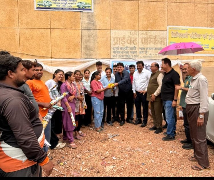 सिविल लाइंस सिंधी पंचायत ने जरूरतमंदों को वितरित की नि:शुल्क छतरियां