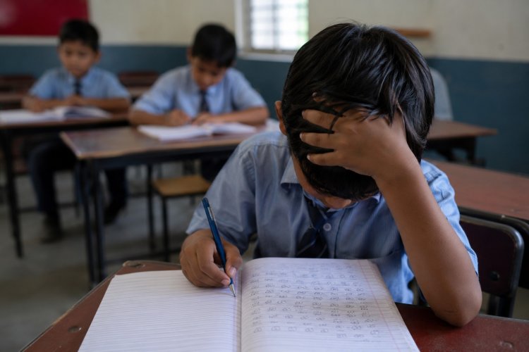 स्कूल में छात्र को अनोखी सजा देने का आरोप, कॉपी में 100 बार लिखवाईं अश्लील गालियां; DEO ने दिए जांच के आदेश