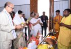 राज्यपाल रमेन डेका ने सपरिवार किए भगवान जगन्नाथ के दर्शन, अर्पित किया रक्षा सूत्र