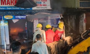 बुक डिपो में देर रात भीषण आग, शटर तोड़कर अंदर पहुंची SDRF; घंटों चला रेस्क्यू ऑपरेशन