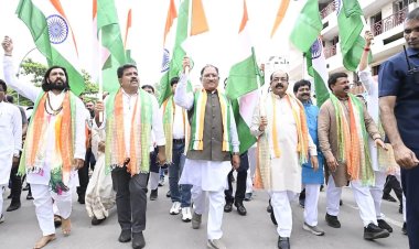1500 मीटर तिरंगे के साथ निकला देशभक्ति का कारवां, ‘भारत माता की जय’ से गूंजा रायपुर,जगह-जगह बरसे फूल