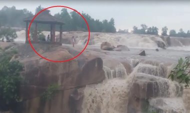 देवपहरी जलप्रपात में बढ़ा जलस्तर, टापू पर फंसे 3 युवक; 15 घंटे बाद रेस्क्यू कर सुरक्षित निकाला गया